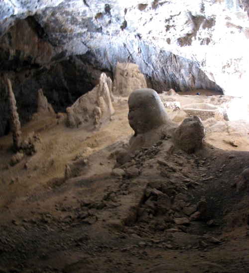 Shegeft Yazdan Cave