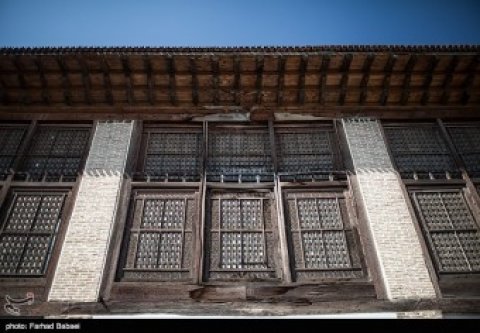 Kolbadi House, Sari
